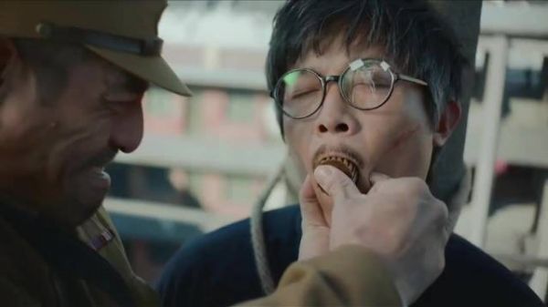 鬼子为侮辱自己的中国老师,竟强行玷污自己的师母,《勇敢的心》