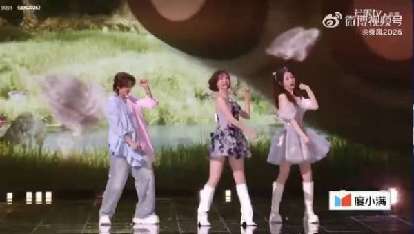 唐艺昕李小冉王濛同框自拍,称任何时刻都值得被欣赏