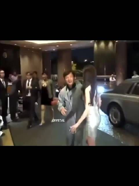 成龙紧牵刘亦菲被拍,网友赞其颜值巅峰穿搭时尚