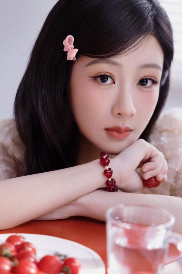 杨紫头戴粉色小卡子。