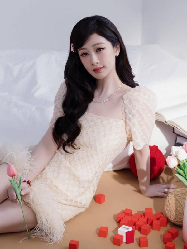 搜狐娱乐讯 近日，一组杨紫穿白色蕾丝裙的美图曝光。