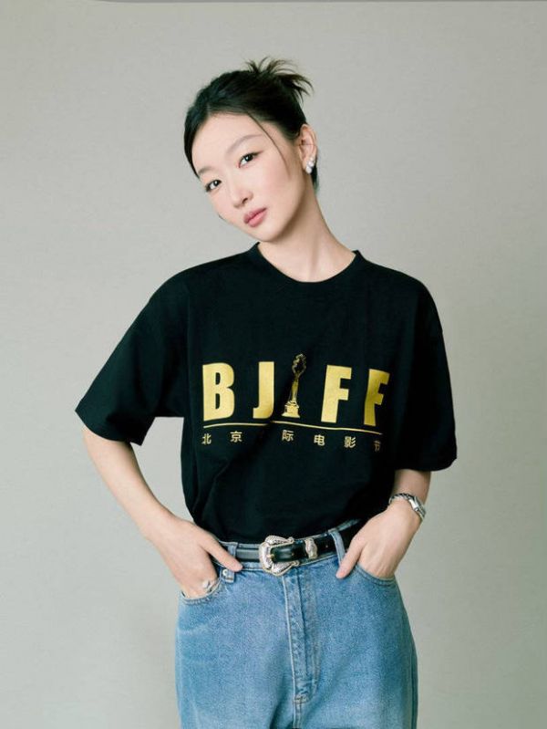 周冬雨手插兜歪头凝视镜头，简约穿搭衬出利落飒爽，气场十足。