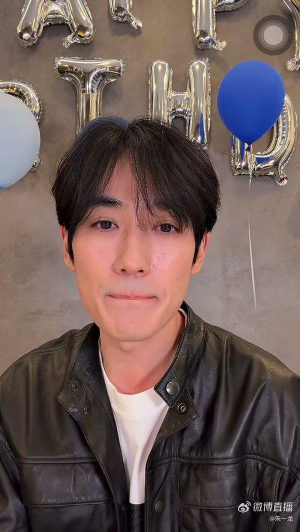 越努力越好笑!朱一龙i人营业直播像极了我