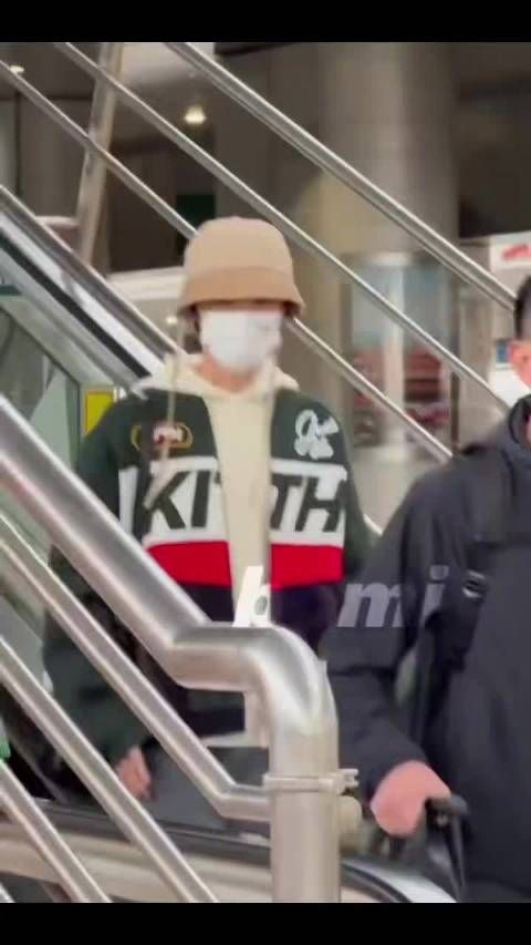 鹿晗现身桂林录制五哈，休闲装扮青春活力