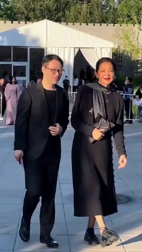 倪萍 现身大学生电影节闭幕红毯,67岁这状态气质如何?