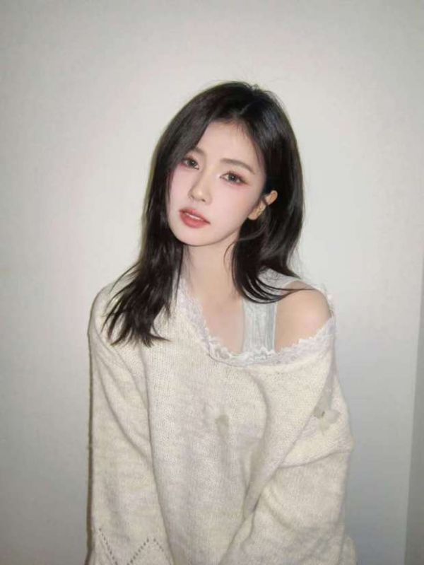 搜狐娱乐讯 近日,白鹿居家随拍释出,穿奶白蕾丝露肩毛衣,造型温柔灵动,甜妹感十足。