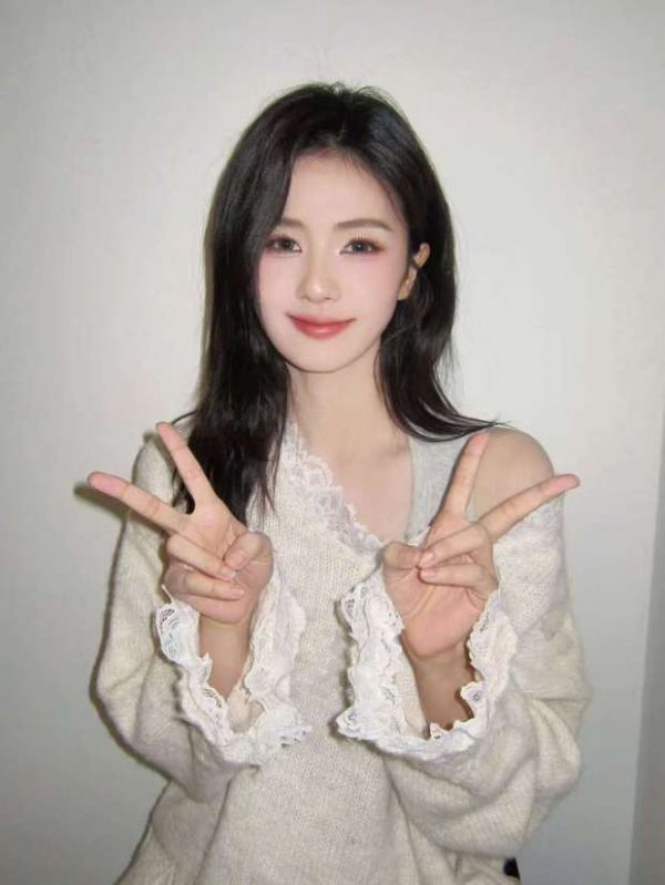 白鹿比耶拍照,元气满满。