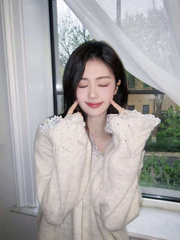 白鹿捏脸卖萌,俏皮可爱。