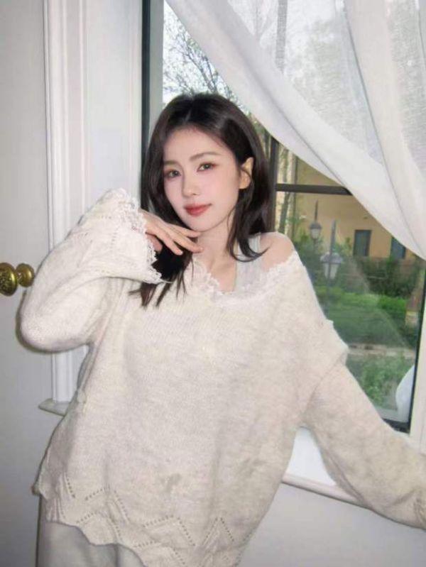 白鹿托腮浅笑,甜度超标。