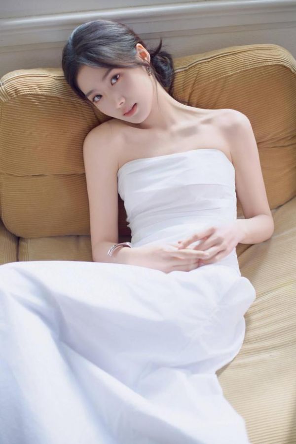 搜狐娱乐讯 近日,卢昱晓纯白写真释出,穿抹胸白裙,搭配皇冠与羽毛造型,温柔仙气拉满。