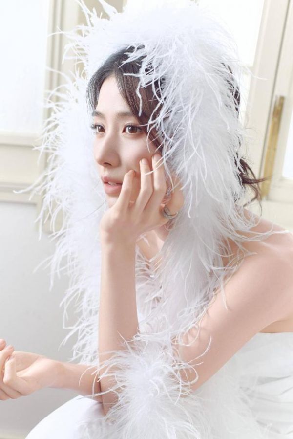 卢昱晓托腮特写,气质清冷优雅。