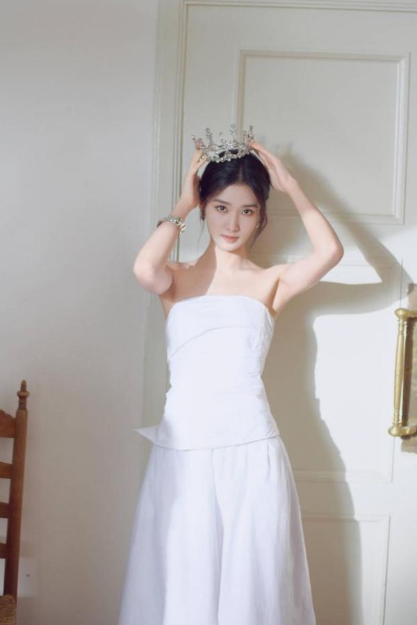 卢昱晓调整皇冠,贵气感十足。