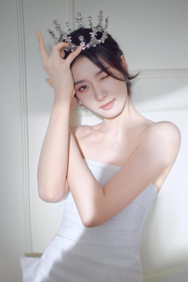 卢昱晓扶皇冠wink,俏皮可爱。