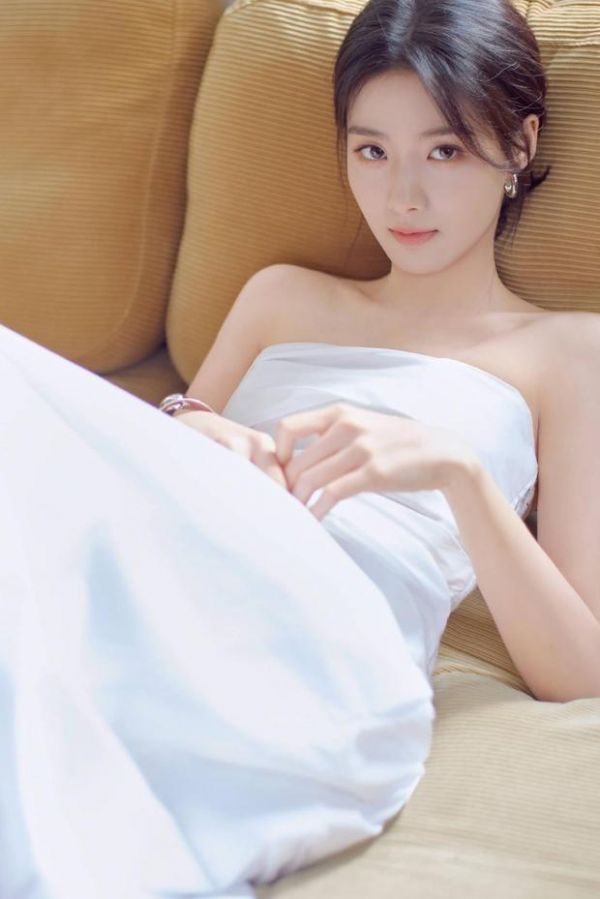 卢昱晓躺沙发,慵懒又松弛。