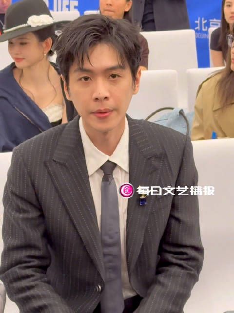 北影节开幕|@张若昀 乖巧候场中