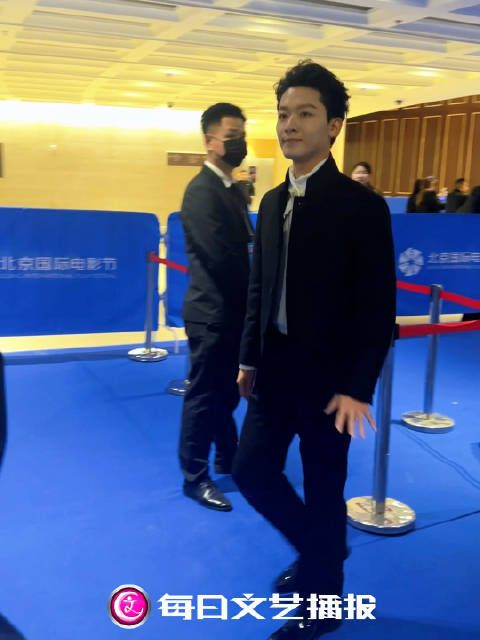 北影节开幕|中山装就应该焊在张晚意身上!小文说的对吗?
