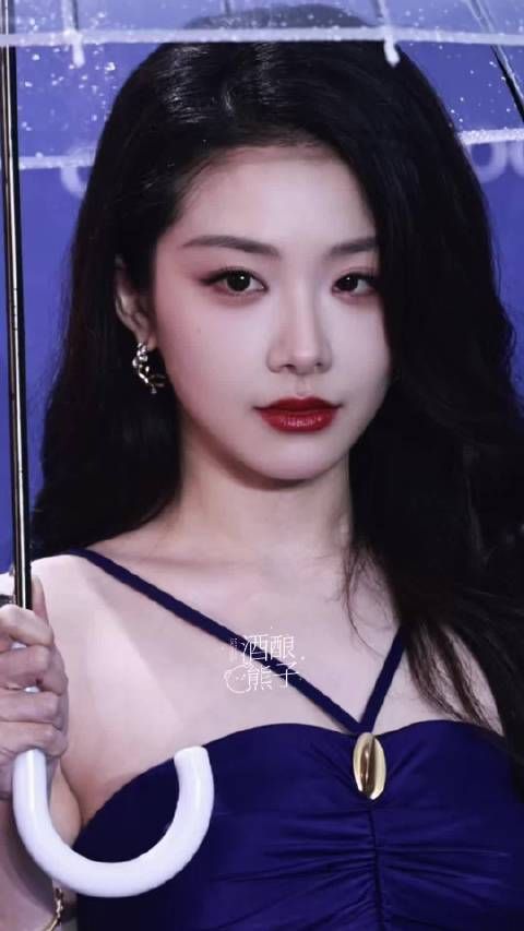 喻言这真是我妈咪,黑发红唇➕宝蓝色的礼裙,成熟温柔知性的