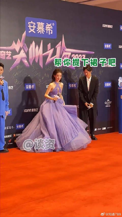 金晨一把抱起王传君逃离红毯