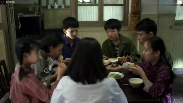 父母爱情：孩子们对安杰指指点点，怎料德华忍不住了，安杰感动