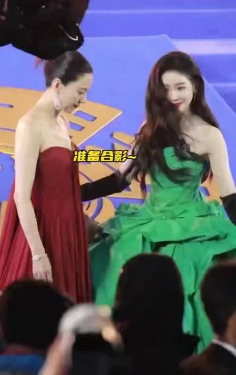 高圆圆和张天爱红毯隔空亲亲,还没开始就害羞到手足无措,温柔姐姐也太娇憨了