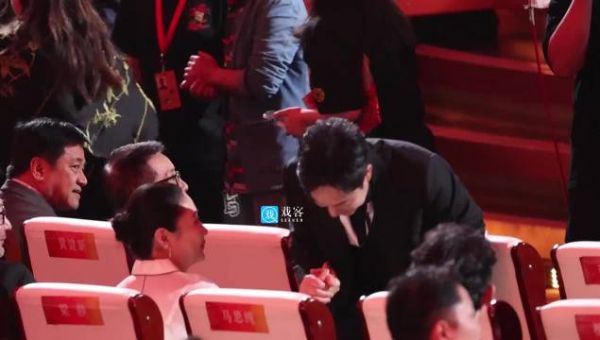 哇 在台下拥抱了