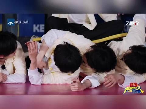 张真源自然搂住贺峻霖被指暧昧