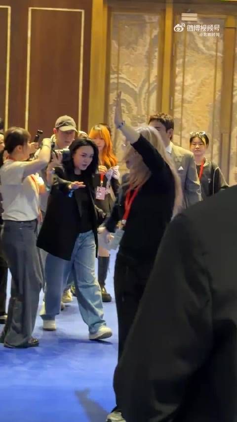 沈腾北影节后台回应丽姐在哪,贴心指认显默契