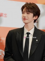 刘宇亮相北影节开幕式，被官方潮玩吸引