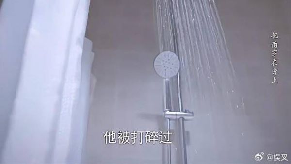 尖尖发现凌霄生病，眼里满是心疼，问明月凌霄情况