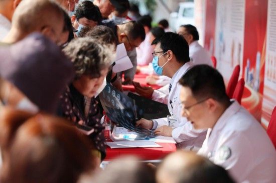 4月15日，肿瘤专家在活动现场为群众提供健康咨询服务。新华社记者 李然 摄