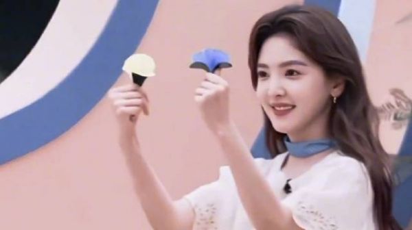 章若楠片场拍戏走神展现甜美笑容