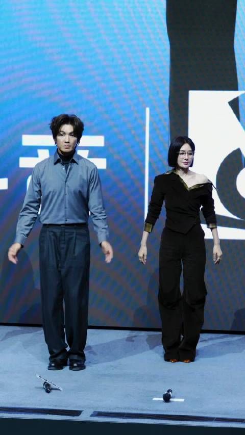 钟汉良秦岚同框手势舞，好会扭！