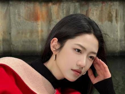 留下几帧风情万种的路透画面，揭晓她饰演的是女二号