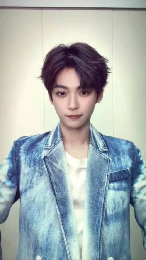 梓渝工作室更新：周末愉快！@我是梓渝_ . 我最爱的抖舞博主郑月月又来了