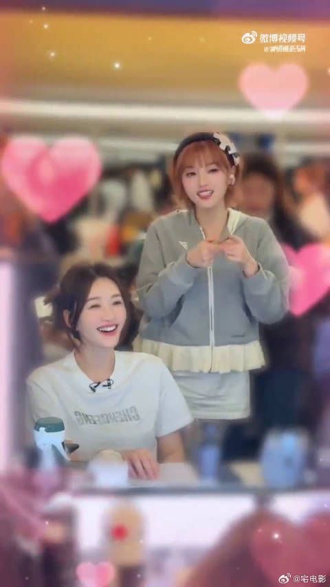 谁懂这种突如其来的名场面，毫无预兆的贴脸整活，两个人同框跳舞画面好甜