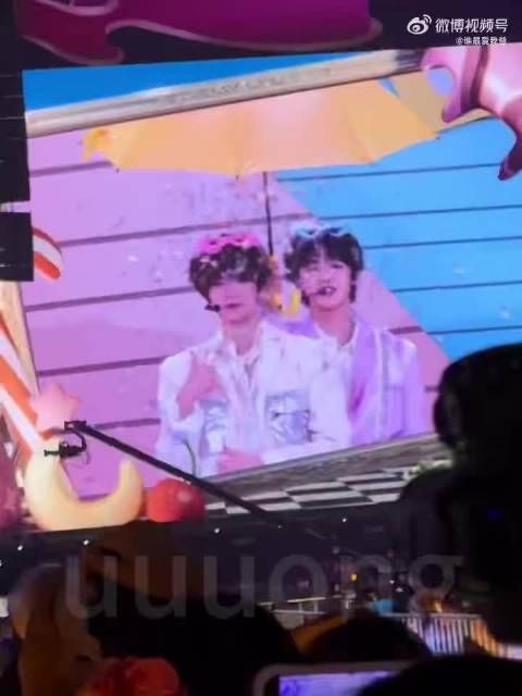 《爱的城堡》全程童真画风，两人绕着小房子转圈，撑伞对视那一刻萌翻了