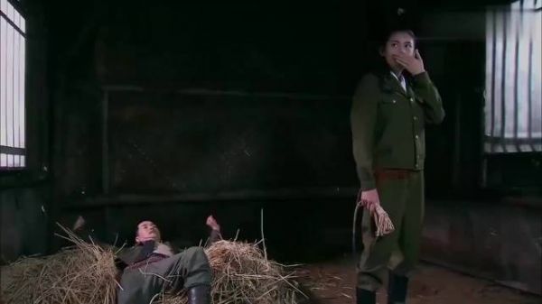 女特务看四下无人，直接坐到土匪的腿上！