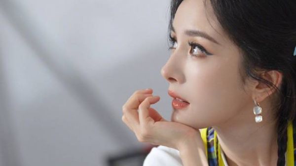 把音量调至平和，去听—— 指尖轻触又收回， 暖意正顺着指纹往心里走