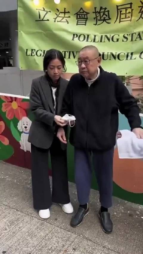 74岁 刘銮雄 携妻子 甘比 同框出席活动，出门妻子陪伴，真爱不分年龄让人羡慕