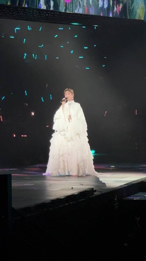 李宇春白色礼服裙用两千块布堆砌褶皱裙摆