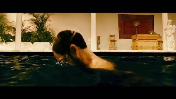 《机械师》开场封神！ 富豪在自家泳池溺亡