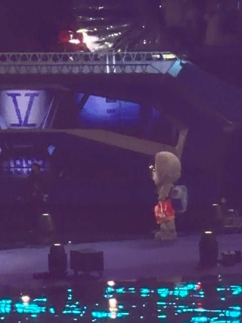 今天是等爸爸一起上火车的斗斗 （拎着大红编小跑几步真有赶火车那味了 ）