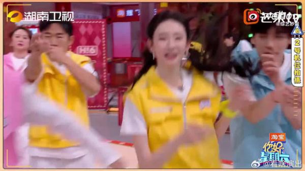 一个动手开扒，一个精准拆台，谁也不肯吃亏，这互动也太真实好笑了