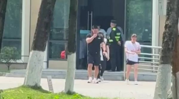 邱贻可又给孙颖莎“上课”，师徒边走边聊，莎莎这个松弛感拉满了