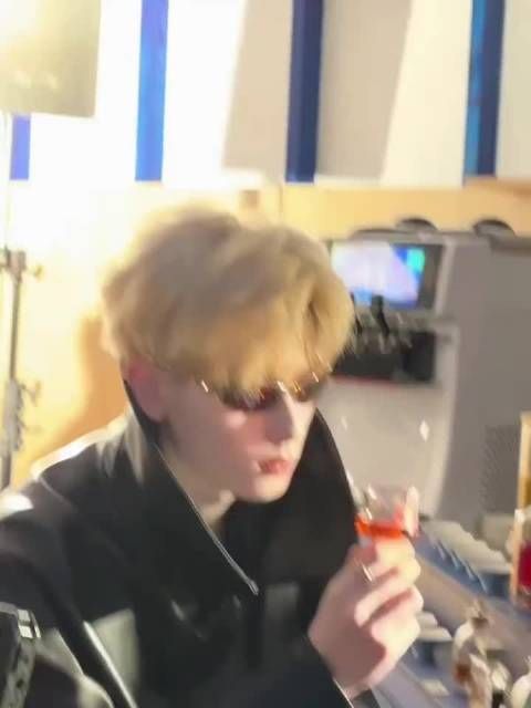 这哪里来的爱豆，小胡你真的适应各种造型各种风格