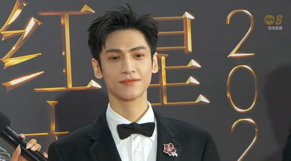 罗云熙新加坡红星大奖星光大道红毯全程cut：黑色西服好帅！