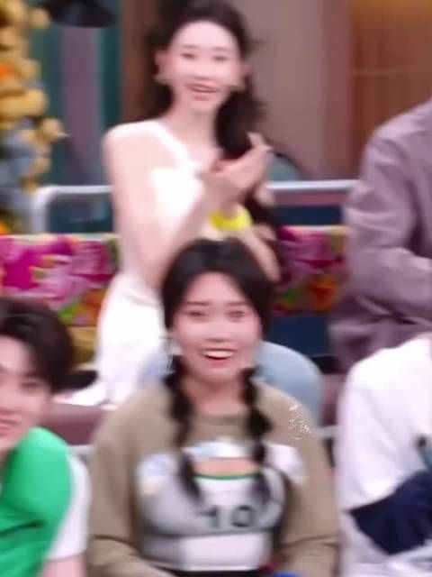 魏大勋范丞丞的互动看得我心软软，大勋哥在撸猫摸摸小猫头，万事都不愁