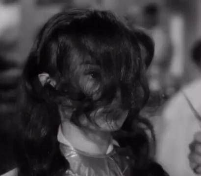 她一笑，谁还在乎什么发型！就这张脸，哪怕光头都好看吧！