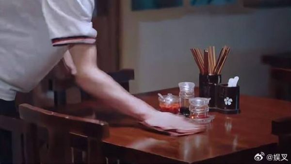 尖尖贪玩不想写作业，凌霄教训，小哥立马前来护驾