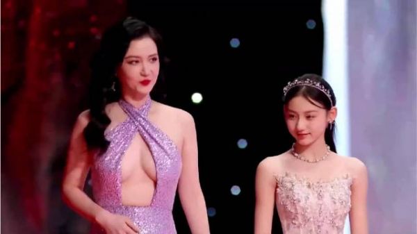 张萌真不把观众当外人！薄裙上身还真空上阵，看着太犯规